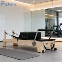 Reformeur Pilates en bois pour le renforcement musculaire complet du corps, usage professionnel en studio commercial