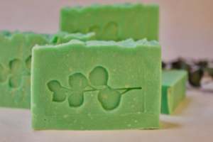 Savon artisanal à l'eucalyptus pour le corps, pour peaux sensibles, fabriqué à froid pour un nettoyage quotidien doux - Product Image 3