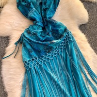Robe longue élégante pour femme, imprimé floral bleu, bretelles spaghetti, col en V, dentelle, franges et découpes, collection Printemps-Été 2026, vente en gros
