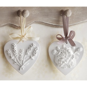 Deodorante per Ambienti Decorativo a Forma di Cuore in Argilla con Profumi di Camomilla/Legno di Cedro/Limone - Product Image 1