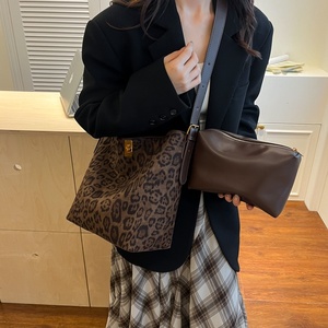 Autumn/Winter <strong>Bucket</strong> Tote <strong>Bag</strong> Retro Suede <strong>Velvet</strong> Large-Capacity Women 2025 New All-Match Zipper Closure Polyester - Product Image 2