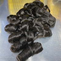 Vente en gros de tissages de cheveux humains bouclés birmans, de cheveux cambodgiens et de mèches de cheveux vietnamiens bruts, ondulés et alignés dans le sens des cuticules