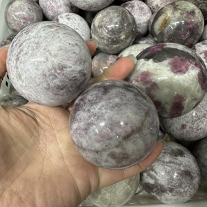 Bola de cristal de roca de piedra curativa pulida Natural al por mayor flor de ciruelo esfera de cristal de turmalina Rosa fengshui para Decoración - Product Image 3