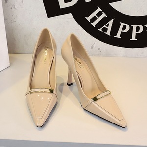 Chaussures sexy 2025, nouvelles boucles métalliques, bout pointu, talons en cuir verni pour femmes - Product Image 2