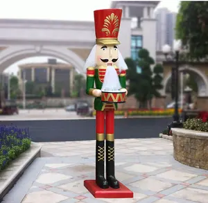 फैक्टरी क्रिसमस सजावट कैंडी बेंत शीसे रेशा सैनिक प्रतिमा सरौता मूर्तिकला