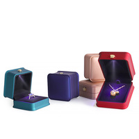 Boîte d'emballage rigide de luxe carrée grise pour bijoux avec gaufrage, recyclable, pour bagues, boucles d'oreilles, bracelets