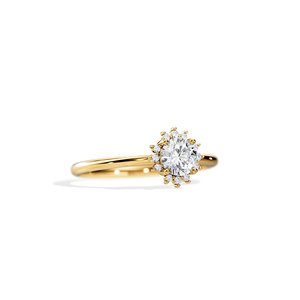 Anillo de compromiso de moissanita de copo de nieve Halo personalizado en oro amarillo para bodas y fiestas, joyería fina de lujo - Product Image 1
