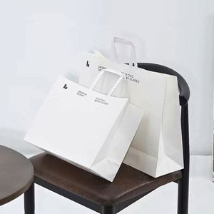 Bolsa de Papel Kraft Marrón Grande al por Mayor con Logotipo Personalizado, Bolsa de Papel para Compras con Asa para Ropa - Product Image 4