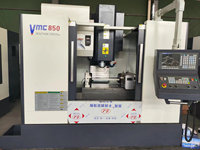MARCH EXPO Vmc-850 Fraiseuse verticale CNC 4 axes avec commande GSK, broche BT40, broche simple pour l'usinage des métaux