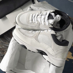 Chaussures de créateur tendance, baskets décontractées pour femmes, nouvelles chaussures de voyage et d'extérieur classiques blanches à lacets pour femmes - Product Image 1