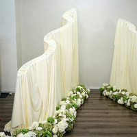 Idées de mariage : Arche de mariage incurvée en métal en forme de S avec housse en tissu pour fête de mariage en extérieur