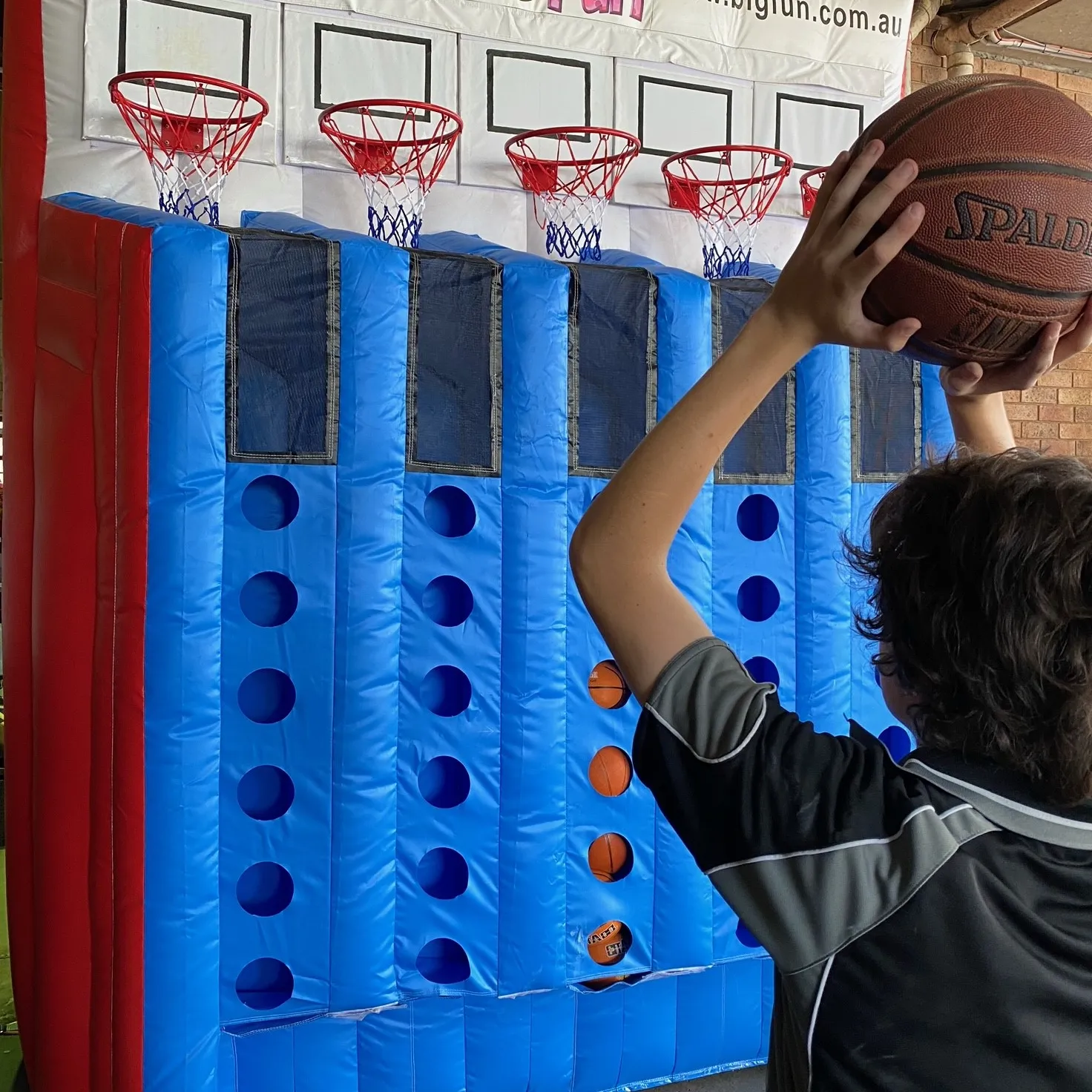 Juego inflable para jugar al baloncesto, juego popular para conectar 4 juegos de carnaval