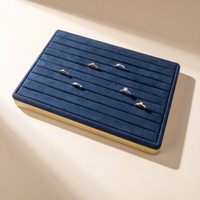 Plateau organisateur de bijoux Zebopak en velours bleu marine avec base dorée, présentoir multi-compartiments pour bagues et colliers, vente en gros personnalisée