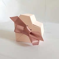 Luxuriöse Herzförmige Papier-Geschenkbox Staubiges Rosa Band-Dekor Kleine Geschenkbox für Valentinstag Süßigkeiten Präsente