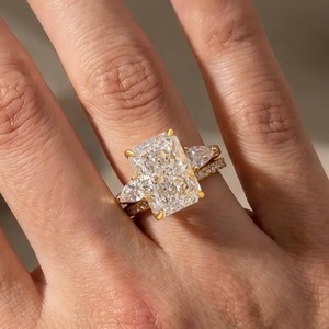 Ensemble de bagues de mariage uniques en moissanite taille radiant 925 pour femme en argent sterling plaqué or jaune et or blanc - Product Image 5