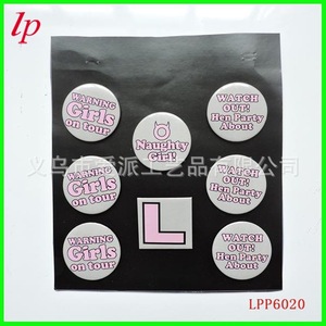 ป้ายโลหะรูปวงกลม LPP6020 สำหรับงานปาร์ตี้สละโสด งานแต่งงาน บรรจุ 8 ชิ้นต่อการ์ด รูปทรงตัว L ข้อความเตือนสาวๆ สำหรับการเดินทาง สาวซุกซน - Product Image 1