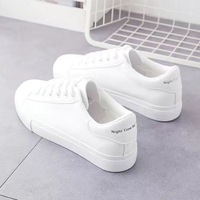 Offre spéciale de chaussures de course de style de marche à bas prix sandales de plage chaussures plates filles décontractées diapositives