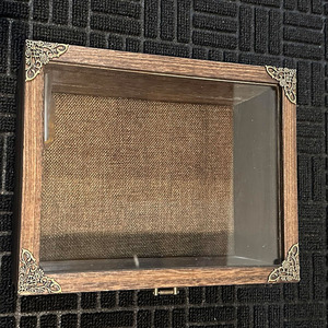 Cadre en bois pour boîte à ombre profonde, Vitrine pour boîtes à ombre profondes avec panneau en lin doux, Finition brûlée vintage et quincaillerie métallique - Product Image 3