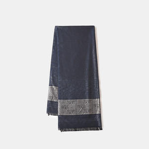 ผ้าคลุมฮิญาบผ้าโพลีเอสเตอร์100% หรูหราคุณภาพระดับพรีเมียมผ้าคลุมไหล่สไตล์อาหรับดูไบมีพู่ห้อยผ้าคลุมไหล่ชาติพันธุ์พิมพ์ลายทางสำหรับผู้หญิงมุสลิมสีพื้น - Product Image 4