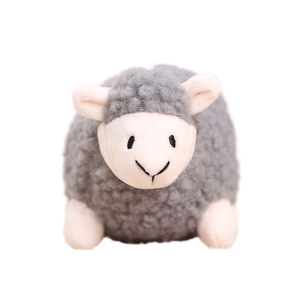 Ciondolo a forma di pecora piccola in posizione sdraiata, bambola confortevole, regalo per bambini, ornamenti da appendere in borsa a rete, giocattolo di peluche in cotone PP all'ingrosso - Product Image 5