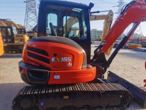 Mini-excavatrice Kubota KX165 d'occasion, d'origine japonaise, hydraulique, sur chenilles, 6 tonnes, certifiée CE, avec accessoires tarière et brise-roche - Product Image 3