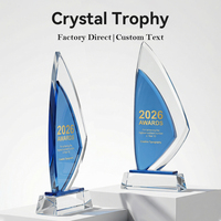 Trophée Bateau à Voile en Cristal Personnalisé – Plaque Gravée avec Accents Bleus pour les Lauréats Innovateurs de la Lideresse Mondiale