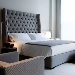 美国流行风格装饰经典高床头板床深灰色天鹅绒大号床，带储物