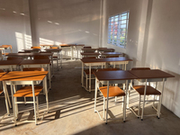 Ensemble de bureau et chaise individuels en bois ADVAN, mobilier scolaire traditionnel et durable pour collège