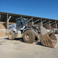 Wheel Loader Listrik Ramah Operator dengan Kabin Luas dan Kursi yang Dapat Disesuaikan untuk Operasi Pemuatan Material dalam Jangka Waktu Panjang