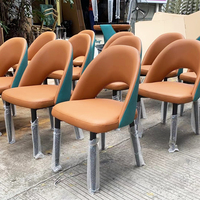 Chaise de salle à manger à dossier souple et cadre métallique, design simple et moderne, confortable pour la maison, utilisation en appartement, style parc, luxe léger