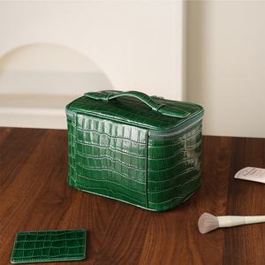 Pochette de maquillage en PU façon alligator, logo embossé, sacs de maquillage pour femmes, pochette zippée portable avec tirette de fermeture éclair personnalisée - Product Image 3