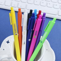 Stylos à bille en plastique mignons et bon marché en gros, avec logo personnalisé imprimé, couleurs multicolores, meilleur prix de gros OEM