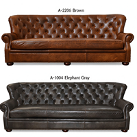 Canapé Chesterfield en cuir huilé brun, dossier capitonné profond, garniture à clous, accoudoirs roulés, meubles de salon classiques vintage