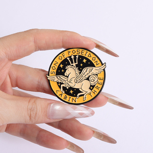 Spilla Smaltata con Logo Camp Half Blood, Tema Spada Fantasy, Distintivo da Bavero, Gioiello Ispirato al <span class=keywords><strong>Film</strong></span>, Regalo all'Ingrosso - Product Image 4