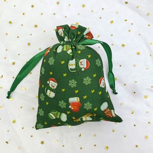 Pochette en coton de Noël personnalisée avec motif de dessin animé écologique, impression de logo pour les emballages, les souvenirs de fête et les cadeaux d'achat - Product Image 5