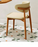 Table basse minimaliste moderne avec chaises rembourrées à structure en bois massif, ensemble table et chaises pour cafés et restaurants