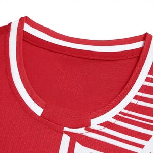 Ensemble de maillot de football pour hommes, imprimé géométrique rouge et blanc, manches courtes, short à taille élastique, évacuant l'humidité, vêtements toutes saisons - Product Image 4