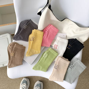 Calcetines bordados de estilo escolar KR de algodón puro para mujeres y niñas, patrón de letras de moda de uso diario con logotipo de puños - Product Image 6