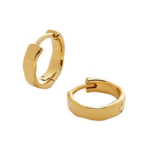 Pendientes coreanos minimalistas de Plata de Ley 925 personalizados al por mayor, joyería fina de diseñador, pendientes Huggie ondulados de sirena Muse para niñas - Product Image 1