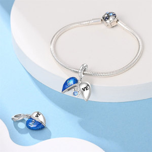 Un colgante de esmalte azul plateado con circonitas, flores, estrellas y motivos de animales, ideal para la creación de joyas. - Product Image 6