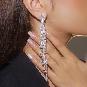 Boucles d'oreilles pendantes géométriques tendance de style européen et américain, entièrement serties de diamants, longues, en strass, plaquées argent, pour boîte de nuit, formelles - Product Image 3