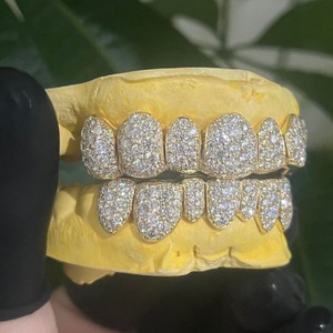 เครื่องประดับเงินแท้ 925 ชุบทอง 18K ฝังโมอิสซาไนต์แบบโมเสก ครอบฟันบนและล่าง สำหรับผู้ชายและผู้หญิง สไตล์ฮิปฮอปแร็ป ชุดแปดชิ้น - Product Image 3