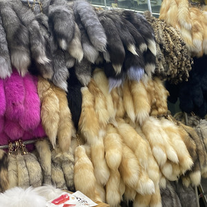 Porte-clés queue de renard tendance, breloque de sac à pompon queue de loup, grande breloque queue d'animal naturelle et moelleuse, porte-clés avec sangle et chaîne, cadeaux - Product Image 1