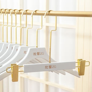 Pantaloni di lusso <span class=keywords><strong>in</strong></span> <span class=keywords><strong>legno</strong></span> <span class=keywords><strong>bianco</strong></span> e oro appendiabiti salvaspazio con gancio - Product Image 2