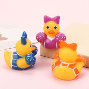 Canard de cheerleading en plastique, jouet sonore à presser pour le bain des enfants, jeu aquatique créatif et vocal - Product Image 2