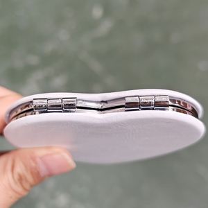 กระจกแต่งหน้าพับได้รูปหัวใจสีขาว ทำจากหนัง PU สำหรับขายส่ง รับผลิตแบรนด์ส่วนตัว กระจกสองด้าน พกพาสะดวก - Product Image 6