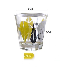 Tasse en verre transparente au design élégant de feuilles jaunes et grises, parfaite pour la maison et les cafés - Product Image 6