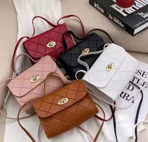 Sac à bandoulière mini pour femme en cuir végétalien de luxe, bordeaux, avec logo personnalisé, fermeture éclair, sac à main tendance en similicuir PU pour femmes - Product Image 1