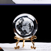 Mini boule de cristal clair gravée au laser Terre Lune Globe de verre traditionnel Style Feng Shui Poids du papier Artisanat Base traditionnelle