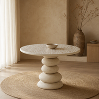 Table à manger ronde en marbre travertin blanc bio, style Japandi de luxe, avec piétement en pierres zen empilées et plateau gravé, pour villa